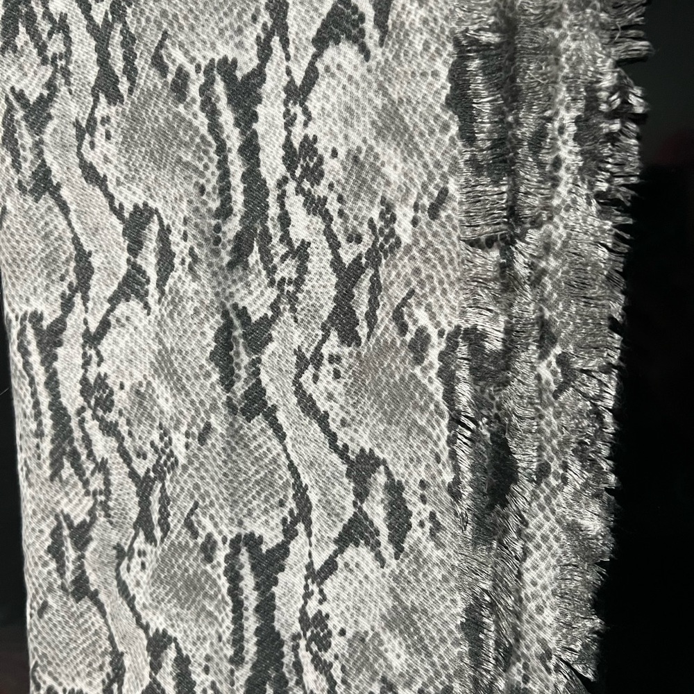 NWT EXPRESS SOFT SNAKE SKIN SCARVE - Picture 3 of 3